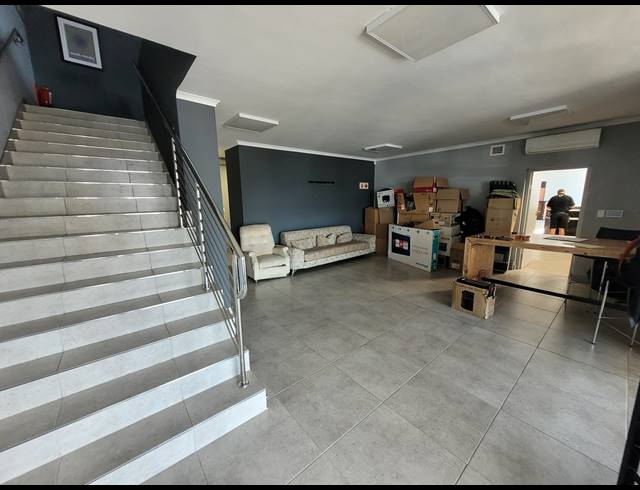 494M² WAREHOUSE TO LET IN STIKLAND INDUSTRIAL